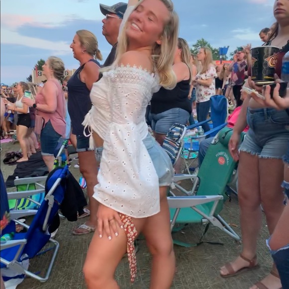 Beachy off shoulder bell sleeve tie in front top! - Picture 2 of 4